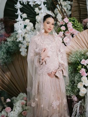 Al Ghazali, Alyssa Daguise, 7 Style Alyssa Daguise saat Tasyakuran 4 Bulan Kehamilan, Anggun Bernuansa Pastel, 1. Busana pastel dengan siluet mengalir, 2. Detail renda yang mempermanis tampilan, 3. Veil tipis yang memberi kesan syahdu, 4. Riasan natural dengan hasil akhir glowing, 5. Rambut ditata simpel dan rapi, 6. Aksesori minimalis yang elegan, 7. Tampil serasi bersama Al Ghazali