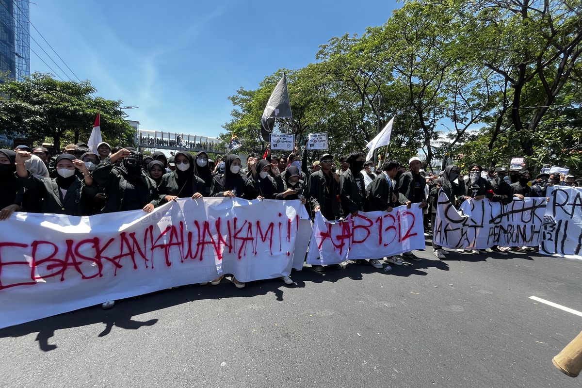 BEM SI, reformasi polri, demo Surabaya, affan kurniawan, Demo Reformasi Polri di Surabaya Mahasiswa Sampaikan 6 Tuntutan, Demo Reformasi Polri di Surabaya, Mahasiswa Sampaikan 6 Tuntutan, Orasi dan Yel-yel Mahasiswa, 6 Tuntutan Mahasiswa, Mengenang Affan Kurniawan, Lanjutan Aksi Solidaritas