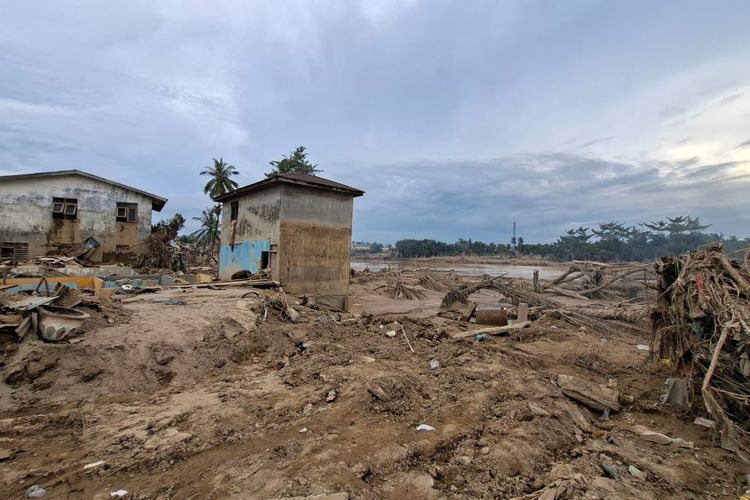 Aceh Tamiang, BNPB: Pemasangan Tenda di Aceh Tamiang Sesuai Kondisi Darurat, Bukan karena Kunjungan Presiden, Aceh Tamiang Sempat Terisolasi Total, Kondisi Terkini Pascabanjir, Gubernur Aceh Dipuji Pilih Naik Mobil Bak Terbuka, Bawa Bantuan Obat-obatan hingga Rumah Sementara, Masjid Syuhada Kembali Digunakan