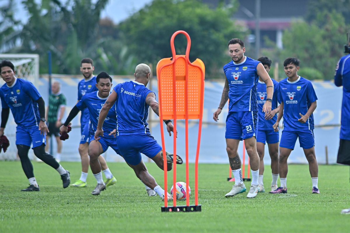 Persib, Bojan Hodak, Liga 1 2025-2026, Patricio Matricardi, Piala Presiden 2025, Persib Bandung, Berita Foto, BERITA FOTO: Potret Pemain Baru Persib di Latihan Perdana Pramusim