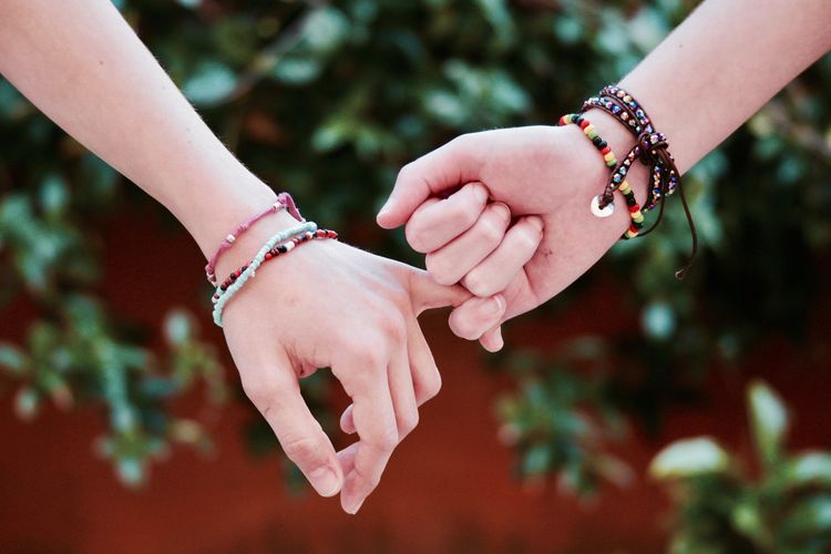 Hari Sahabat Sedunia, persahabatan perempuan dan laki-laki, hari sahabat sedunia 2025, hari sahabat sedunia, perempuan dan laki laki bersahabat tanpa cinta, persahabatan perempuan dan laki-laki tanpa cinta, Hari Sahabat Sedunia, Cerita Perempuan dan Laki-laki Bersahabat Tanpa Rasa Cinta, Berawal dari mak comblang hingga bersahabat karib, Pernahkah muncul rasa suka di antara keduanya?, Tumbuh bersama, saling mendukung, Menjaga batasan setelah punya pasangan, Menjaga persahabatan