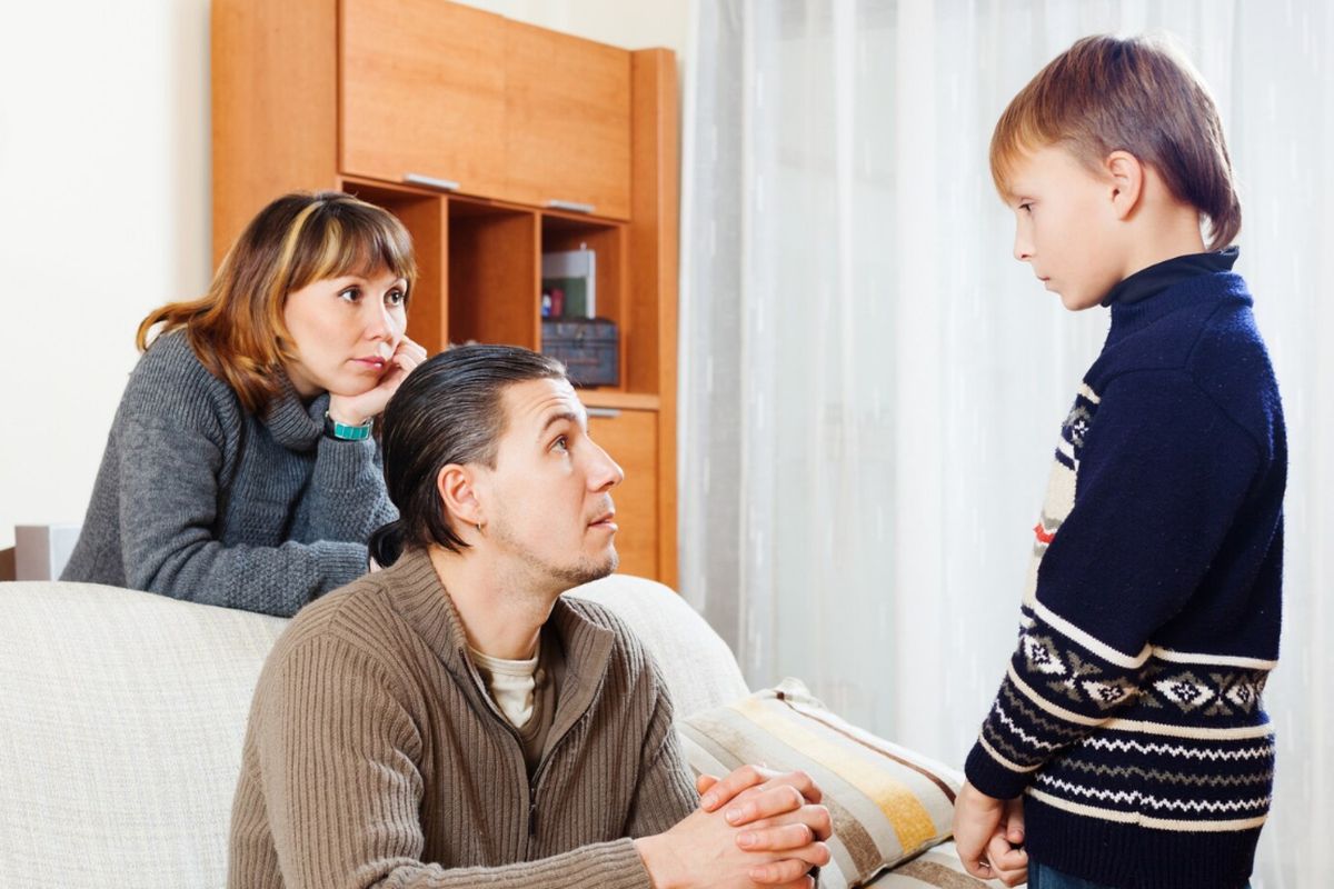 parenting, anak ditegur guru, cara orangtua merespons cerita anak, merespons cerita anak, jadi pendengar baik, Anak Curhat soal Guru, Bagaimana Orangtua Menjadi Pendengar yang Baik?, Respon hangat lebih penting daripada reaksi cepat, Tanyakan perasaan anak, Bedakan kapan mendengar dan kapan bertindak, Kunci utamanya adalah komunikasi sehat
