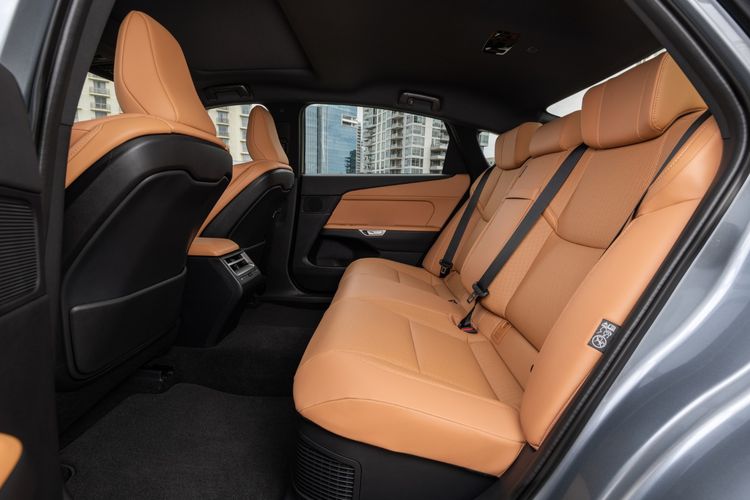 Lexus, Lexus ES, Ketika Unsur Mewah, Hi-Tech, dan Hijau Diramu dalam Kabin Minimalis