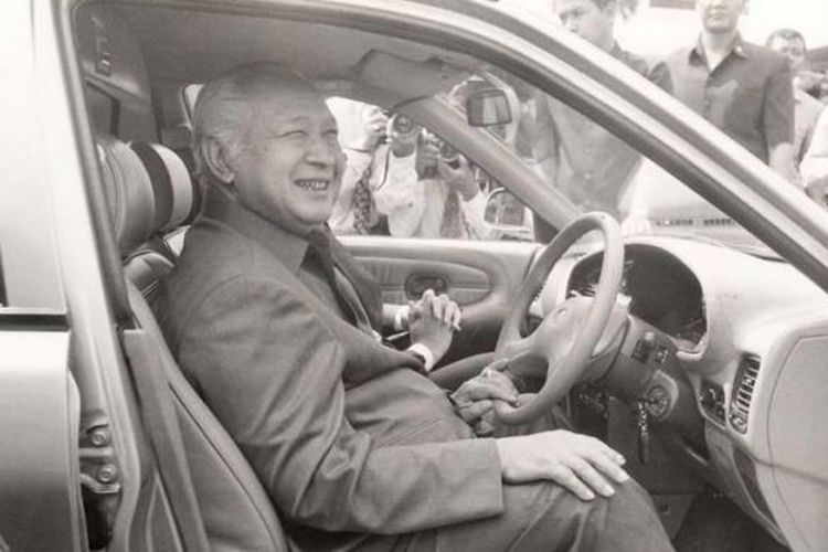 Soeharto, Soeharto pahlawan, gelar pahlawan Soeharto, soeharto pahlawan, gelar pahlawan soeharto, soeharto jadi pahlawan, soeharto calon pahlawan nasional, Sejarawan: Kalau Soeharto Pahlawan, Belajar Apa Generasi Muda dari Masa Itu?, Soeharto Dinilai Penting, tapi Harus Dilihat Secara Proporsional, Masa Pemerintahan Otoriter dan Pelajaran yang Hilang, Catatan Gelap Era Soeharto: HAM dan Demokrasi, Pemerintah: Soeharto Penuhi Syarat Formal, Pro dan Kontra yang Tak Pernah Usai