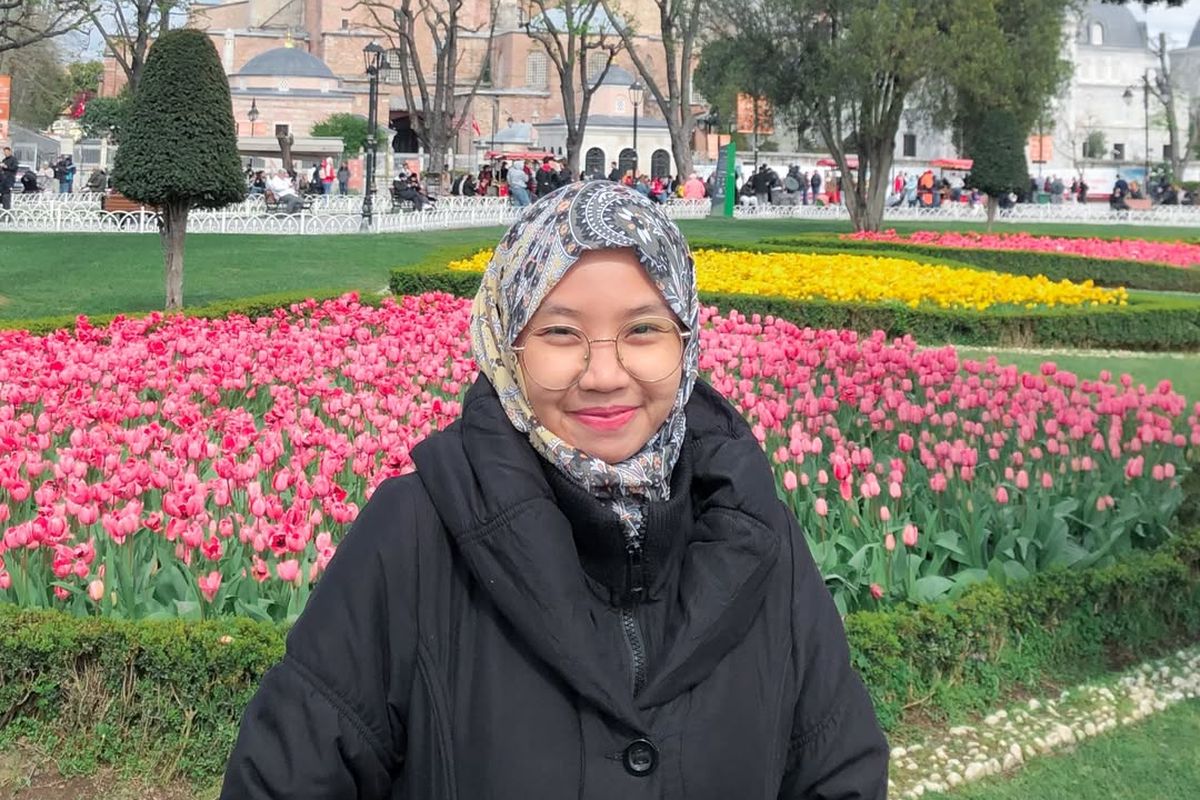 Alfina Rahmatia, Cerita Alfina Rahmatia: Dibesarkan Mandiri Sejak Kecil, Kini Jadi PhD Mother di Turki, Dibesarkan dengan kebebasan dan tanggung jawab, Tempaan kemandirian sejak pesantren, Pendidikan dan religiusitas sebagai fondasi, Orangtua sebagai arah dan dukungan, Belajar kuat, sekaligus belajar terbuka, Menjalani peran ganda dengan nilai yang sama