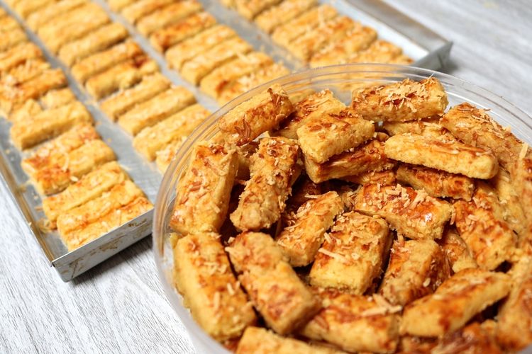 Kastengel, Kue kering, Lebaran, 4 Resep Kue Kastengel Renyah dan Gurih dengan Berbagai Variasi, 1. Resep kastengel keju klasik (simple dan renyah), 2. Resep kastengel ala NCC (ekstra gurih dengan keju tua), 3. Resep flower kastengel (tampilan cantik dan unik), 4. Resep kastengel sagu (tekstur lumer &amp; lembut)