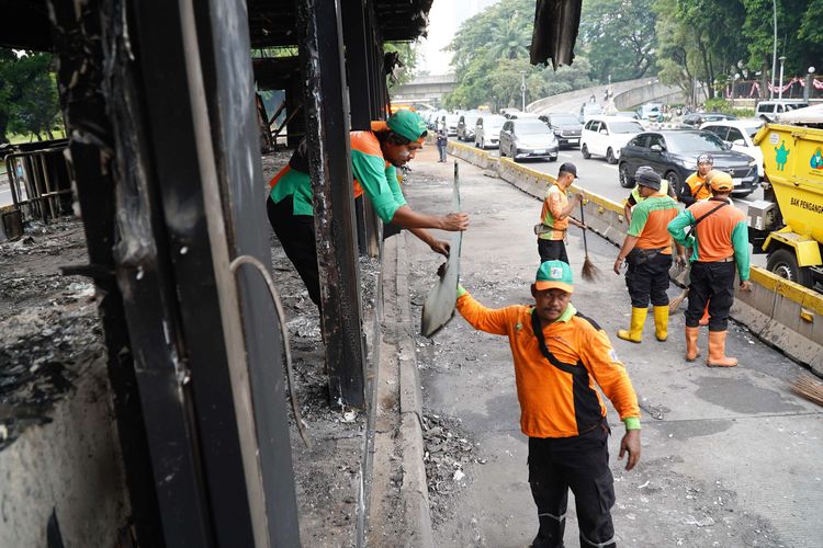 transjakarta, Halte transjakarta, bus transjakarta, aksi massa, halte bus transjakarta, Daftar Halte Transjakarta yang Dibakar dan Rusak Akibat Demo Massa
