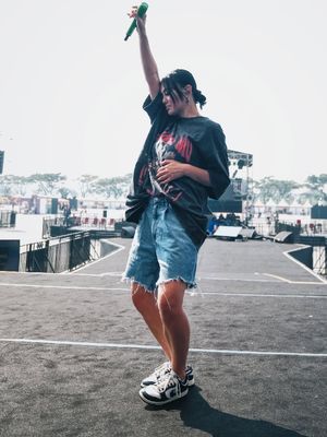 Agnez Mo, gaya Agnez Mo, Gaya Agnez Mo, Agnes Monica, gaya agnez mo, agnez mo fashion, fashion agnez mo, Inspirasi Gaya Agnez Mo yang Kasual dan Keren, Tak Ragu Tampil Beda, 1. Semi-formal dengan kemeja, 2. Printed t-shirt, 3. Ripped shorts dan t-shirt, 4. Hoodie dan shorts