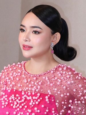 Amanda Manopo, film CAPER, 5 Style Amanda Manopo Pamerkan Baby Bump, Memukau Serba Pink, 1. Dress dan outer bertabur mutiara, 2. Statement boots yang berani, 3. Gaya rambut klasik, 4. Makeup flawless dengan sentuhan pinkish, 5. Aksesoris mewah sebagai pemanis
