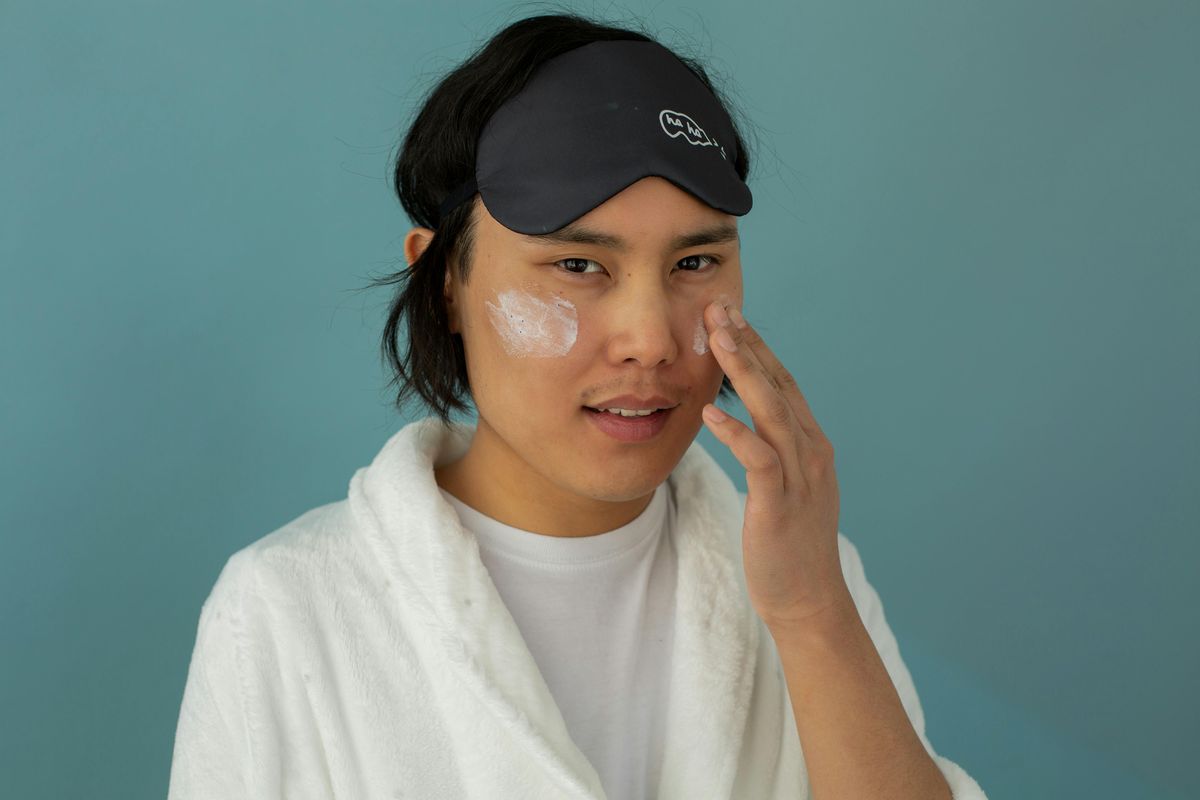 urutan skincare malam, urutan skincare pria, urutan skincare malam untuk pria, urutan skincare malam pria, urutan skincare pria malam hari, urutan skincare malam untuk pria yang wajib diketahui, 7 Urutan Skincare Malam untuk Pria, 1. Bersihkan kotoran, 2. Lakukan eksfoliasi, 3. Gunakan toner, 4. Gunakan serum malam, 5. Hidrasi dengan krim malam, 6. Gunakan krim mata, 7. Gunakan lip balm