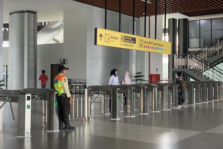 Stasiun Tanah Abang baru, stasiun tanah abang baru, peron stasiun tanah abang baru, wajah stasiun tanah abang baru, Stasiun Tanah Abang Baru Diresmikan, Penumpang KRL Wajib Cek Panduan Ini, 1. Layanan KRL di Stasiun Tanah Abang Baru, 2. Fasilitas peron dan jalur, 3. Lokasi pintu masuk dan keluar, 4. Taman Stasiun Tanah Abang