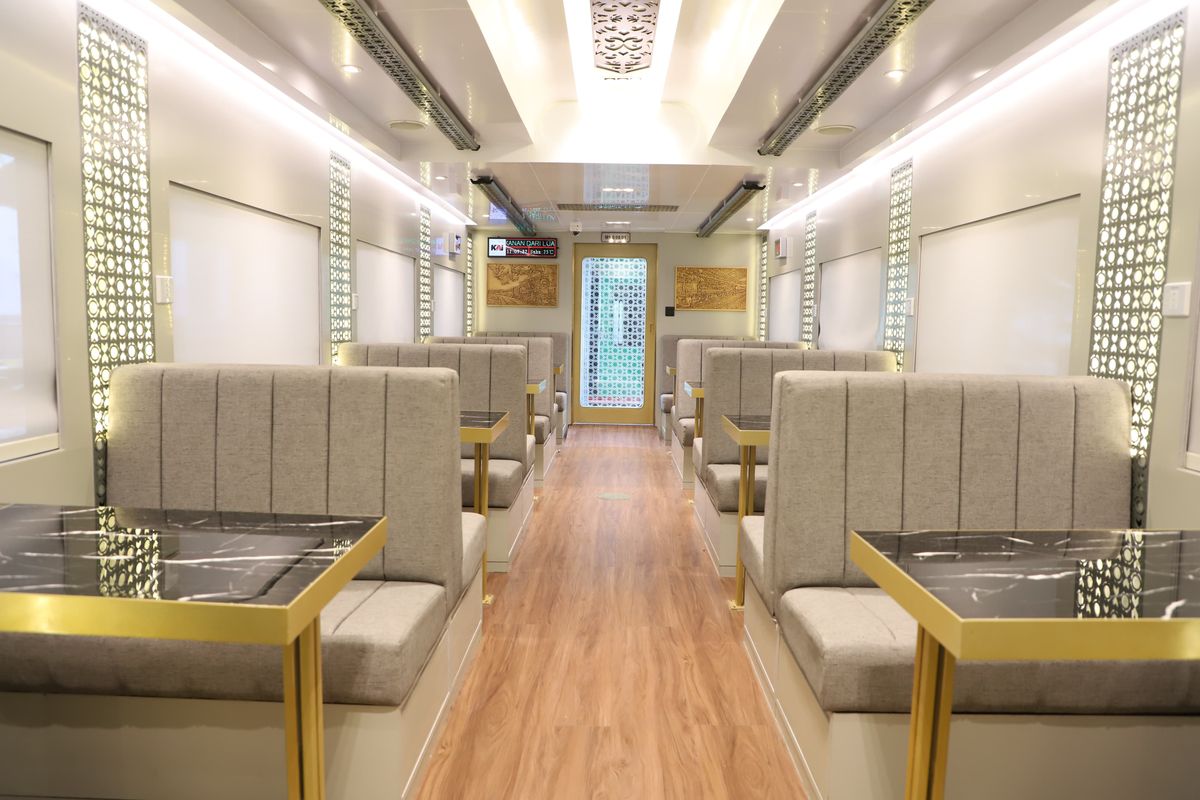 kereta makan, gerbong restorasi, etika duduk di gerbong restorasi, Etika Duduk di Gerbong Restorasi: Boleh Jadi Tempat Kerja atau Tidak?