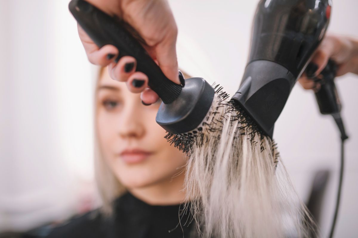 rambut beruban, Rambut beruban, styling rambut, rambut uban, styling rambut beruban, hindari styling rambut pada rambut beruban, perawatan rambut beruban, Kenapa Rambut Beruban Tidak Boleh Sering Dicatok atau Dipanaskan?