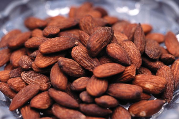 daging, kolesterol, Idul Adha, 7 Makanan Pencegah Kolesterol Naik, Tetap Aman Makan Daging!, 1. Oatmeal dan Oat Bran, 2. Kacang-Kacangan (Legumes), 3. Sayur Terong dan Okra, 4. Kacang-Kacangan Pohon (Nuts), 5. Buah Apel, Anggur, dan Stroberi, 6. Kedelai dan Olahannya (Tahu &amp; Tempe), 7. Minyak Nabati (Minyak Zaitun atau Kanola)