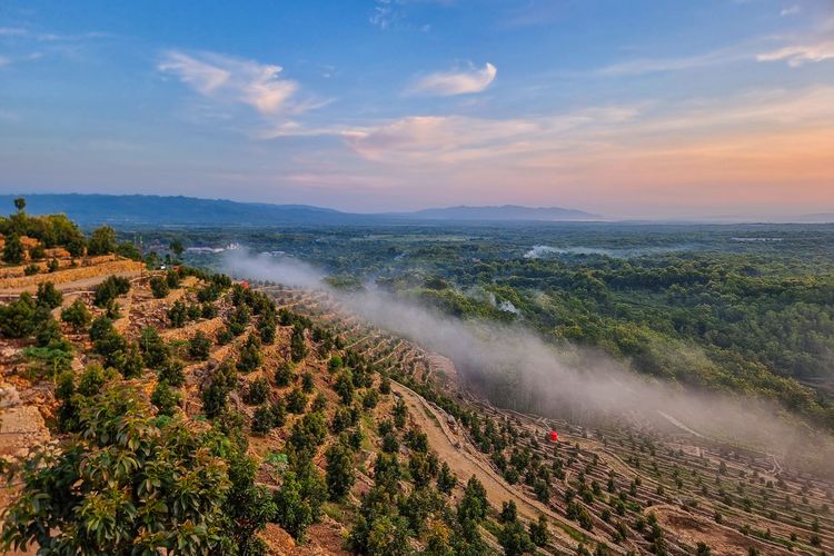 1. Jembatan Kaca Waduk Gajah Mungkur, 2. Telaga Claket, 3. Candi Muncar, 4. Bukit Dewa-Dewi, 5. Soko Langit, 6. Goa Resi, 7. Air Terjun Girimanik, 8. Bukit Cumbri, 9. Istana Parnaraya, 10. Pantai Nampu, 11. Pantai Klotok