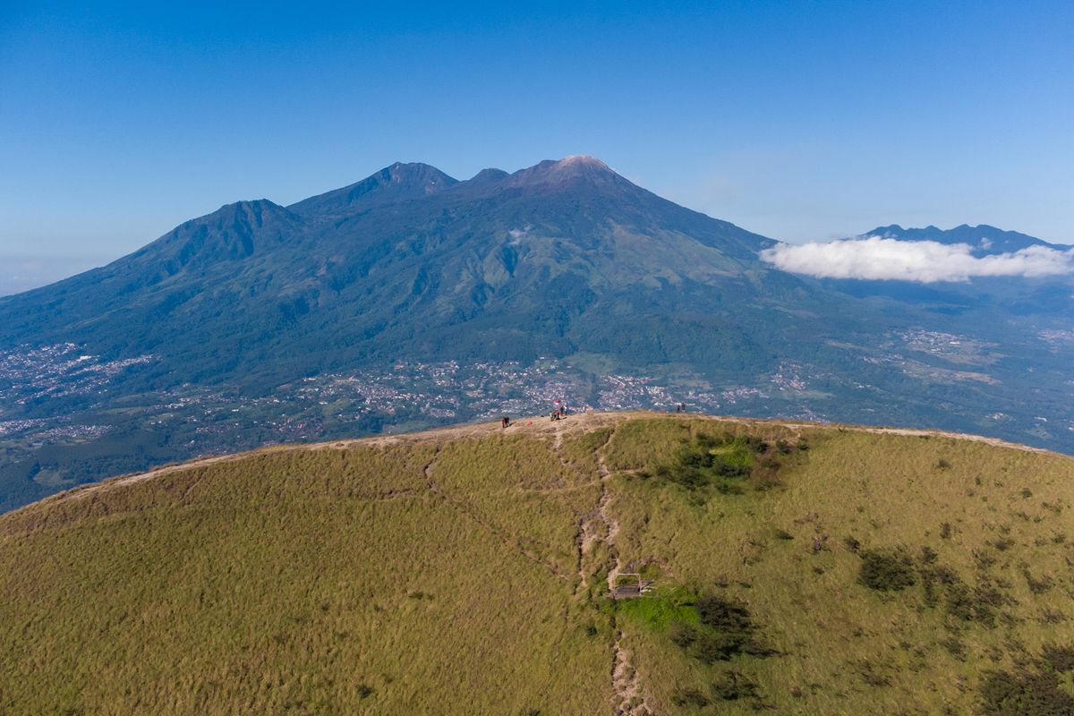 Gunung Raung, Alternatif pendakian selain Gunung Raung, gunung raung meletus, Alternatif Pendakian Selain Gunung Raung, 5 Alternatif Pendakian Selain Gunung Raung yang Meletus Juni 2025, 1. Gunung Arjuno-Welirang, 2. Gunung Penanggungan, 3. Gunung Buthak, 4. Gunung Argopuro, 5. Kawah Ijen