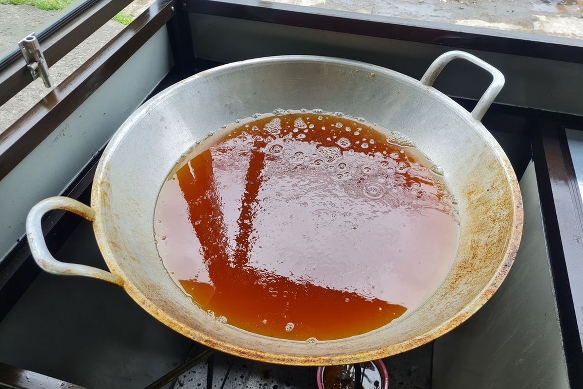 minyak goreng bekas, minyak jelantah, Minyak goreng bekas, cara menjernihkan minyak goreng, bahan alami dapur, tips memasak sehat, 5 Bahan Dapur yang Bisa Jernihkan Minyak Bekas Tanpa Alat Mahal, 1. Manfaatkan Nasi Putih untuk Mengangkat Kotoran Minyak, 2. Kentang yang Bisa Menyerap Sisa Kerak Goreng, 3. Kulit Pisang untuk Menyaring Minyak secara Alami, 4. Ampas Tebu, Trik Tradisional dengan Sentuhan Ilmiah, 5. Hilangkan Bau dengan Serai