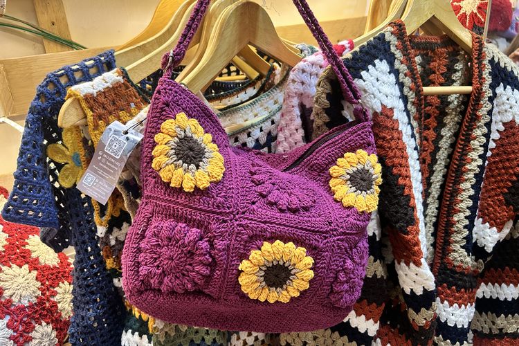INACRAFT 2026, Bawa Uang Rp 300 Ribu, Dapat Apa Saja di INACRAFT 2026?, 1. Baju batik , 2. Kain jarik, 3. Sandal kasual hingga motif batik, 4. Daster bordir dan batik tulis, 5. Skort batik, 6. Aksesori dan gantungan kunci, 7. Vest batik   Produk UMKM yang ada di INACRAFT 2026 di Jakarta Convention Center, Jakarta Pusat, Rabu (4/2/2026)., 8. Tas dan dompet rajut