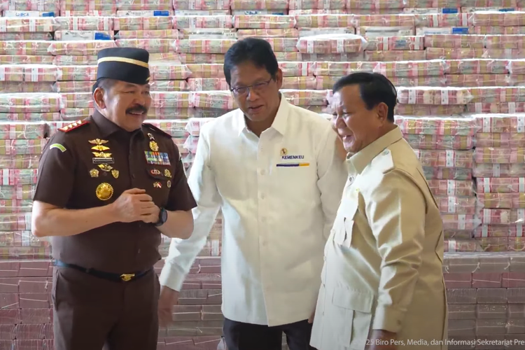 Kejaksaan Agung, Kejagung, Presiden Prabowo, uang korupsi cpo, Disaksikan Prabowo, Kejagung Pamerkan Tumpukan Uang Rp 2,4 Triliun Setinggi Dua Meter Hasil Korupsi CPO, Mengapa Kejagung Hanya Pamerkan Rp 2,4 Triliun?, Apa Makna Penyerahan Ini bagi Pemerintah?, Bagaimana Kasus Korupsi CPO Ini Terjadi?, Mengapa Kejagung Fokus pada Sektor Ini?