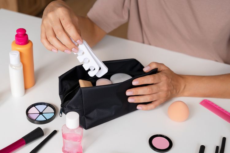 Idul Adha, Idul Adha 2025, idul adha, idul adha 2025, tutorial makeup untuk idul adha, makeup untuk idul adha, cara touch up makeup yang benar, cara touch up makeup, 5 Cara Touch Up Makeup yang Benar agar Segar Saat Idul Adha 2025, 1. Atasi minyak dengan blotting paper dan tisu, 2. Aplikasikan bedak tipis-tipis, 3. Gunakan setting spray untuk "mengunci", 4. Siapkan touch up kit yang ringkas, 5. Pilih bedak yang tepat