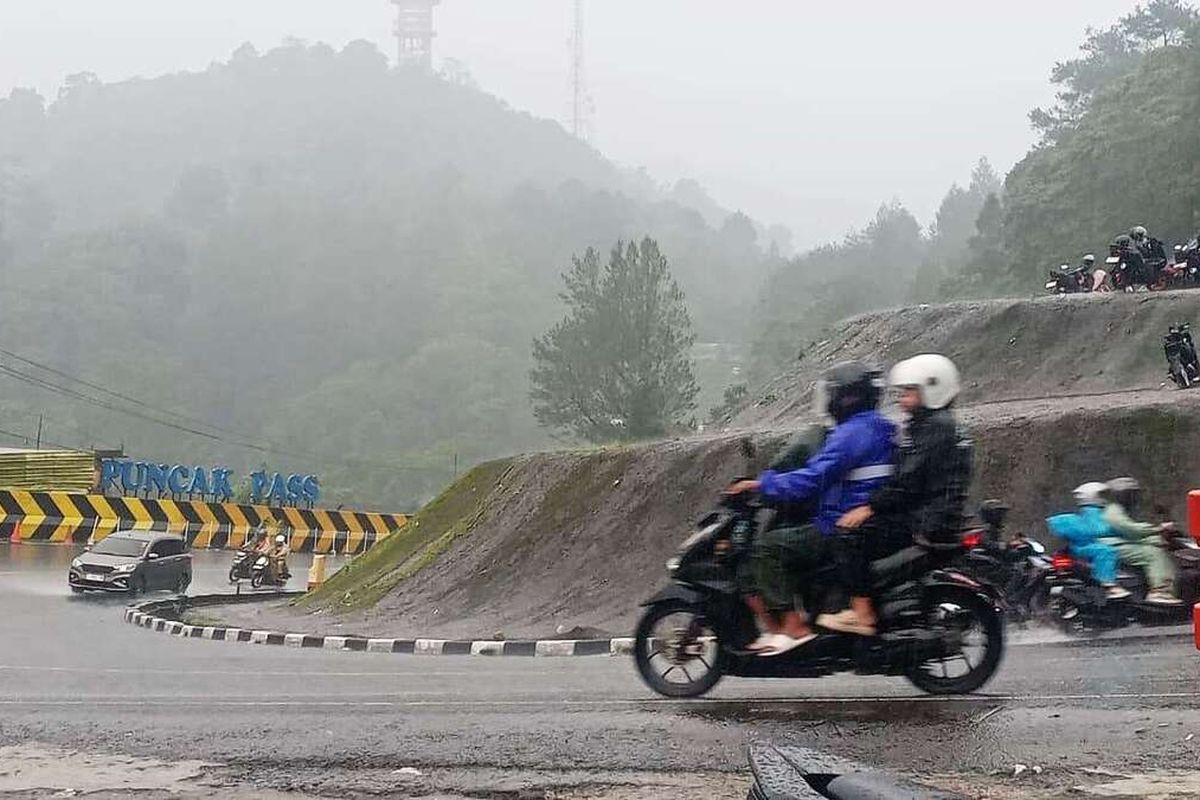 cuaca ekstrem, jalan licin, Waspada Jalan Licin: Tips Aman Berkendara Motor Saat Hujan