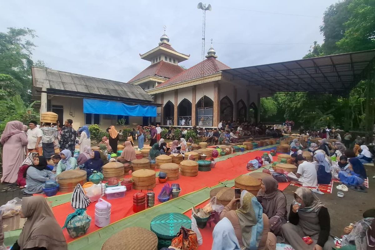 Islam Kejawen, Nyadran, ziarah kubur, Mengenal Nyadran, Tradisi Islam Kejawen Menyambut Ramadan, Sejarah, dan Maknanya, Sejarah dan Akulturasi Budaya, Rangkaian Ritual Nyadran: Dari Besik hingga Kenduri, Dimensi Spiritual dan Sosial, Adaptasi Nyadran di Era Modern