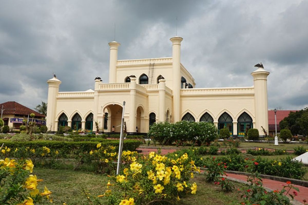 Istana Siak, Istana Siak Sri Indrapura, Sejarah Istana Siak, Istana Siak Resmi Jadi Museum Nasional, Istana Siak Resmi Jadi Museum Nasional, Ini Sejarah Kebesarannya, Resmi berstatus museum nasional, Sejarah Kerajaan Siak Sri Indrapura dan lahirnya Istana Siak, Kerajaan Siak berdiri tahun 1723, Pusat kekuasaan yang berpindah-pindah, Pembangunan Istana Siak (1889)