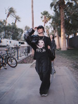 Agnez Mo, gaya Agnez Mo, Gaya Agnez Mo, Agnes Monica, gaya agnez mo, agnez mo fashion, fashion agnez mo, Inspirasi Gaya Agnez Mo yang Kasual dan Keren, Tak Ragu Tampil Beda, 1. Semi-formal dengan kemeja, 2. Printed t-shirt, 3. Ripped shorts dan t-shirt, 4. Hoodie dan shorts