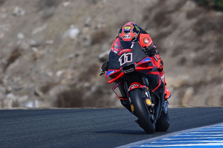 MotoGP, Marc Marquez, World Superbike, Ducati Corse, WorldSBK, Gigi Dall'Igna, Nicolo Bulega, ducati, pebalap tes, motogp 2025, Desmosedici GP25, Resmi, Nicolo Bulega Bakal Gantikan Marc Marquez Musim Ini