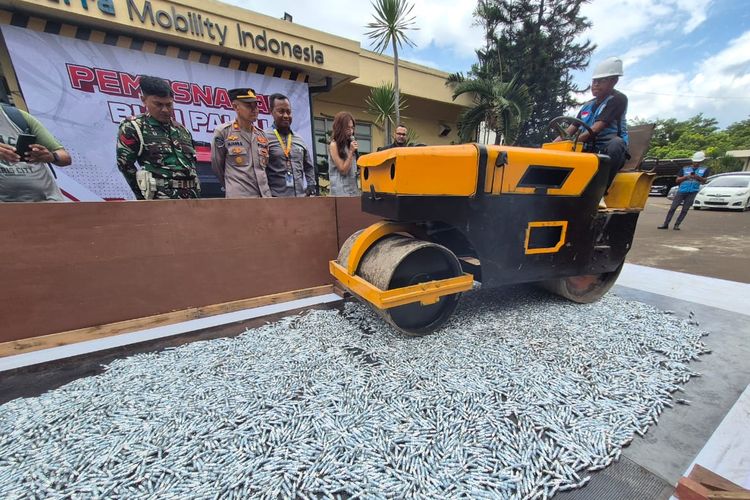peredaran, busi palsu, Niterra Mobility Indonesia, kerugian, online, Langkah Tegas NGK, Bongkar dan Musnahkan 11.000 Busi Palsu