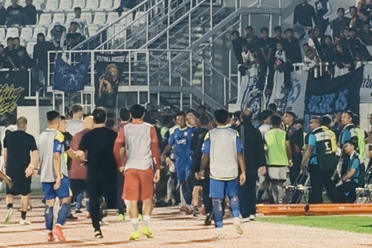 Arema FC, Persija, kericuhan, Arema FC Vs Persija Jakarta, Super League 2025-2026, hasil super league 2025-2026, hasil arema fc vs persija, Laga Panas Arema FC Vs Persija di Kanjuruhan: Ricuh di Bench, 5 Kartu Merah
