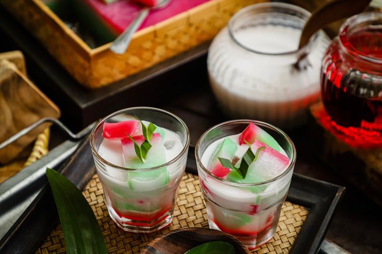 kue tradisional indonesia, kuliner khas indonesia, Hero Green, pink brave, kuliner khas Indonesia berwarna pink dan hijau, kue berwarna pink dan hijau, 8 Kuliner Khas Indonesia Berwarna Pink dan Hijau, Cocok untuk Mengisi Semangat dan Mendinginkan Suasana Hati, 1. Es Pisang Hijau, 2. Selendang Mayang, 3. Putu Mayang, 4. Getuk Lindri, 5. Kue Lapis, 6. Mendut, 7. Bikang, 8. Wajik