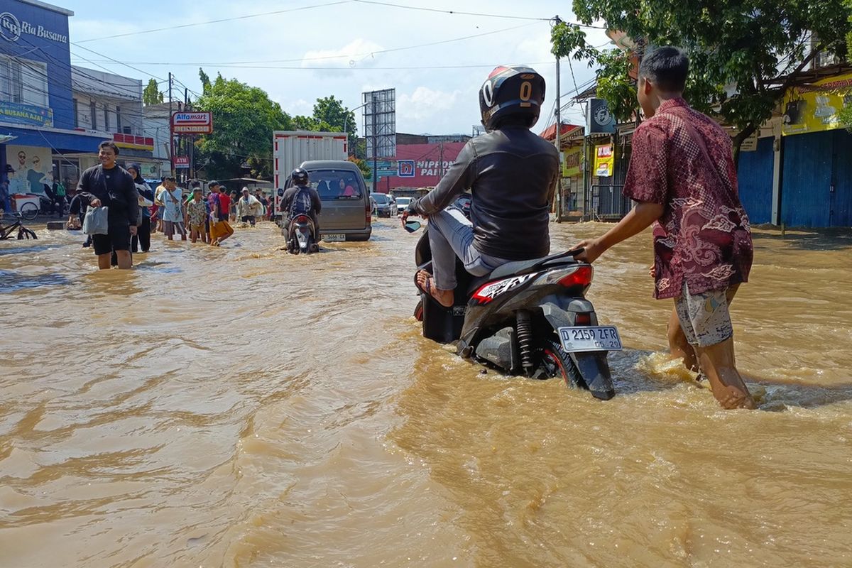 Water Hammer, water hammer motor, nekat terjang banjir, risiko motor nekat terjang banjir, Nekat Terjang Banjir, Motor Bisa Kena Water Hammer