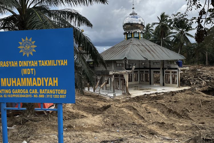 Banjir Sumut, Banjir Tapanuli Selatan, banjir tapanuli selatan, dampak banjir sumatera, Desa Garoga, desa garoga tapsel, kayu gelondongan di banjir sumatera, kayu gelondongan sumatera, kayu gelondongan menumpuk, BERITA FOTO: Jejak Kerusakan Ekologis di Banjir Tapsel, Gelondongan Kayu Hantam Permukiman Desa Garoga