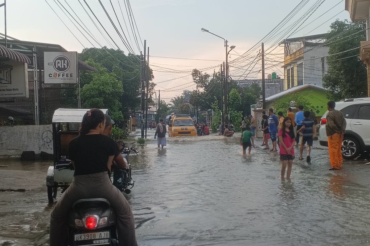 Medan, korban banjir, banjir Medan, Karyawan Korban Banjir Medan Dipecat karena Tak Masuk Kerja, DPRD Minta Disnaker Turun Tangan, Banjir Medan Utara Picu Dampak Sosial dan Psikologis, DPRD Buka Posko Pengaduan Pekerja Korban Banjir, Status Tanggap Darurat Bencana Medan Diperpanjang, Fokus Pemulihan dan Pelayanan Publik, Pemko Siapkan Layanan Kesehatan Pascabanjir