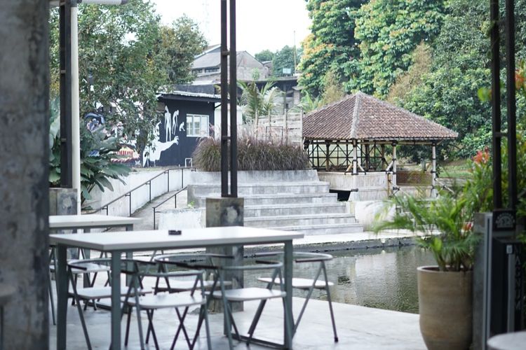 wisata, kuliner, Sukabumi, Wisata dan Kuliner Dekat Stasiun Sukabumi, Cocok untuk Liburan Singkat, 2. Alun - Alun Kota Sukabumi, 3. Curug Sawer, 4. Santa Sea Waterpark, 4. Nama Coffee, 5. Barn Coffee