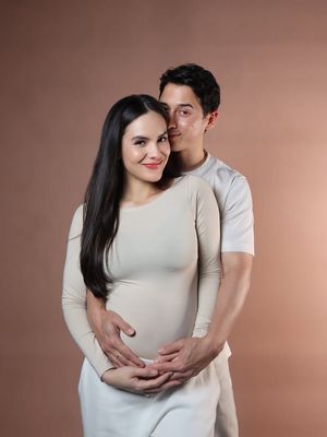 Nino Fernandez, Steffi Zamora, Maternity shoot, steffi zamora hamil, steffi zamora dan nino fernandez, Steffi Zamora Umumkan Kehamilan, Intip 6 Outfit Maternity Minimalisnya, 1. Long sleeve top krem bodycon, 2. Celana putih longgar, 3. Nuansa serba netral dengan pasangan, 4. Aksen pose playful, 5. Sentuhan monokrom dan aksesori, 6. Rambut terurai natural