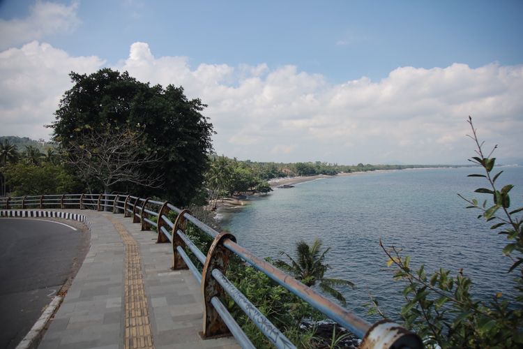 Pantai Senggigi, Yamaha Aerox Alpha, pantai senggigi, sirkuit mandalika, Touring Lombok, Menjelajahi Keindahan Lombok dengan Yamaha Aerox Alpha, Rute Lurus dan Pemandangan Indah, Lincah di Jalan Berkelok, Hujan Deras, Konsumsi BBM dan Jarak Tempuh