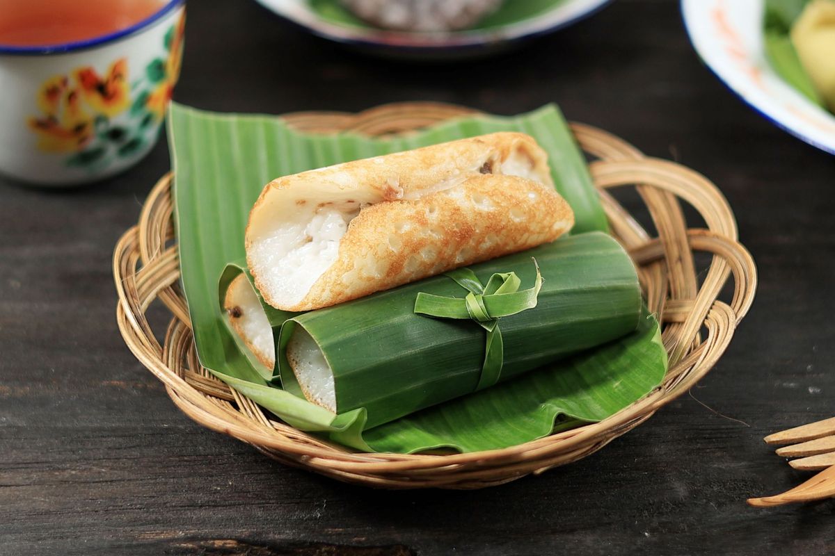 TasteAtlas, jajanan tradisional, 10 Camilan Tradisional Terbaik di Indonesia Versi TasteAtlas, 1. Batagor, 2. Pisang Goreng, 3. Pempek, 4. Gorengan, 5. Tempe Mendoan, 6. Odading, 7. Serabi, 8. Bakwan, 9. Tempe Goreng, 10. Otak-otak