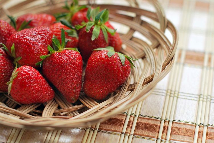 stroberi, Makan Stroberi Setiap Hari, Apa Dampaknya bagi Tubuh? Ini Kata Ahli Gizi, Stroberi kaya nutrisi, tapi rendah kalori, Menjaga kesehatan pencernaan, Meningkatkan daya tahan tubuh, Baik untuk kesehatan jantung, Mengurangi peradangan dan risiko penyakit kronis, Efek samping makan stroberi, Berapa banyak makan stroberi dalam sehari?