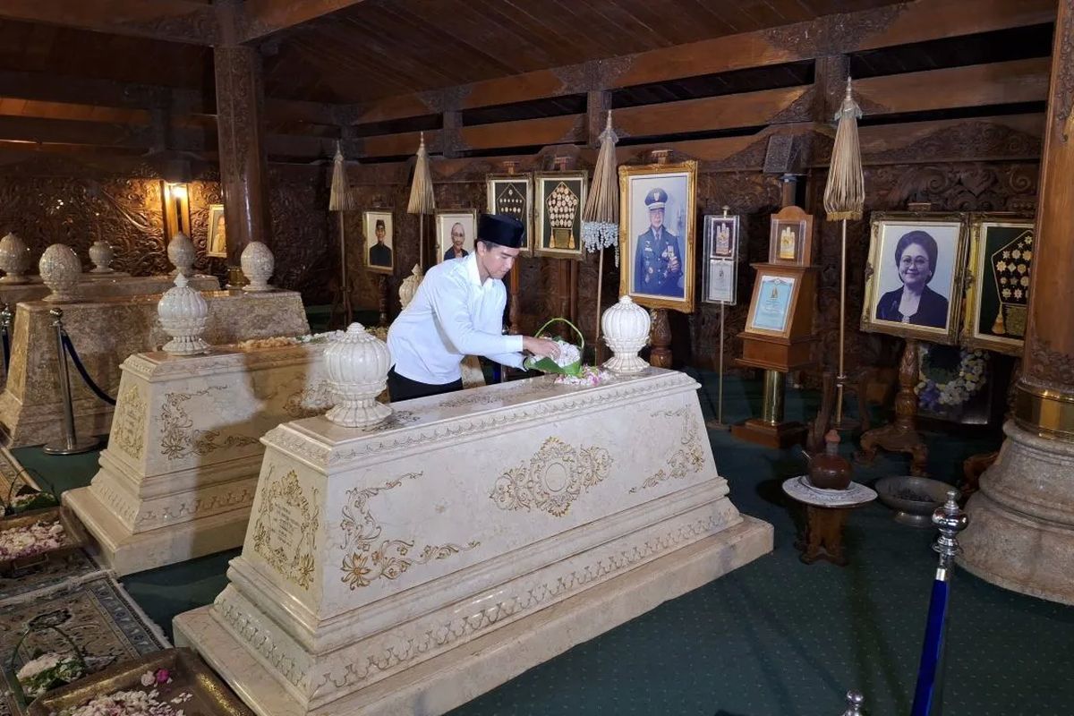 Kaesang Pangarep, makam Soeharto, presiden Soeharto, ketum psi, astana giri bangun karanganyar jawa tengah, Kaesang Ziarah ke Makam Soeharto, Kutip Falsafah Jawa 