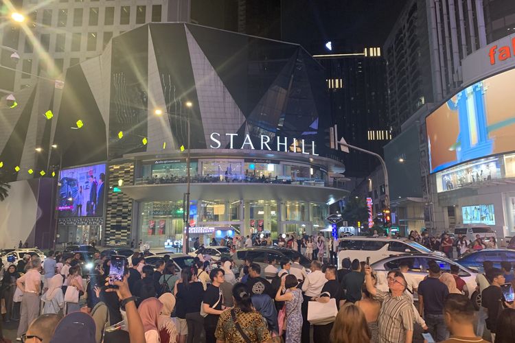 Menara Kembar Petronas, menara kembar petronas foto, menara kembar petronas kuala lumpur, tempat wisata dekat menara kembar petronas, tinggi menara kembar petronas, BERITA FOTO: Menara Kembar Petronas yang Jadi Ikon Malaysia