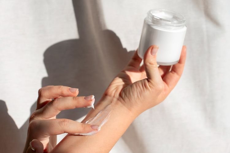 kulit tangan, cara merawat kulit tangan, proses penuaan, tanda penuaan, Tangan Bisa Menua Lebih Cepat daripada Wajah, Ini Cara Merawatnya, Mengapa tangan lebih cepat menunjukkan tanda penuaan?, SPF menjadi langkah yang tidak boleh dilewatkan, Gunakan bahan perawatan yang mendukung regenerasi kulit, Jaga lapisan pelindung kulit tangan, Hindari krim tangan yang mengandung pewangi berlebihan, Perhatikan cara mencuci tangan