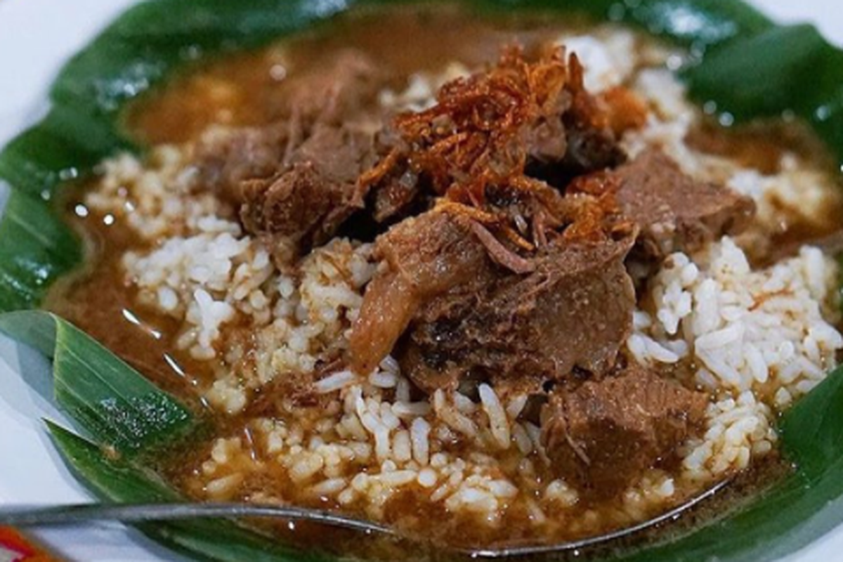 Nasi Gandul, Pati, resep nasi gandul, resep nasi gandul pati, Nasi Gandul Khas Pati, warung nasi gandul, warung nasi gandul di pati, Nasi Gandul, dari Pati untuk Indonesia, Cita Rasa Gurih Manis yang Melegenda, Asal-usul dari Desa Gajahmati, Misteri Nama “Nasi Gandul”, Ciri Khas Penyajian, Warung Nasi Gandul Populer di Pati, Rahasia Rasa Gurih Manis
