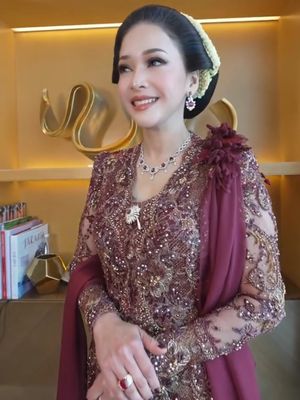 Maia Estianty, 6 Gaya Maia Estianty saat Akad Nikah El Rumi dan Syifa Hadju, Serba Elegan, 1. Kebaya maroon penuh detail bordir, 2. Sanggul tradisional yang rapi, 3. Rangkaian bunga sebagai pemanis rambut, 4. Riasan wajah soft glam yang flawless, 5. Perhiasan merah yang serasi, 6. Selendang sebagai sentuhan manis