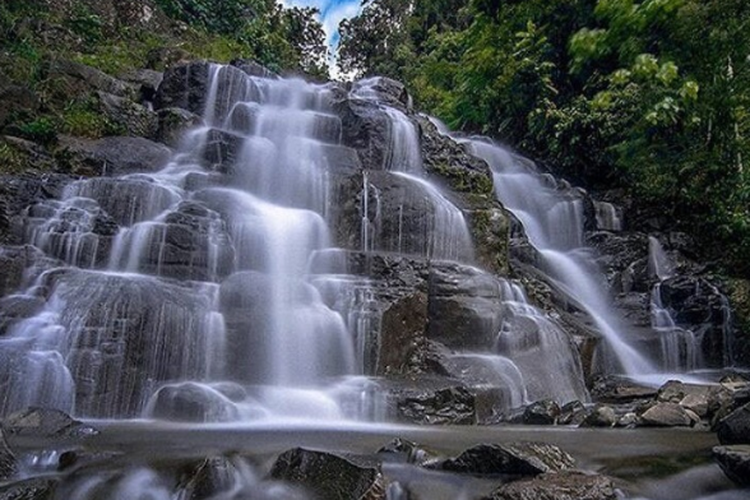 tempat wisata di Padang, Pantai Air Manis, Malin Kundang, 10 Tempat Wisata di Padang yang Wajib Dikunjungi Saat Liburan, 1. Pantai Air Manis, 2. Pantai Pasumpahan, 3. Pantai Nirwana, 4. Pantai Pasir Jambak, 5. Air Terjun Sarasah, 6. Air Terjun Lubuk Hitam, 7. Lubuk Paraku, 8. Bukit Nobita, 9. Danau Cimpago, 10. Museum Adityawarman