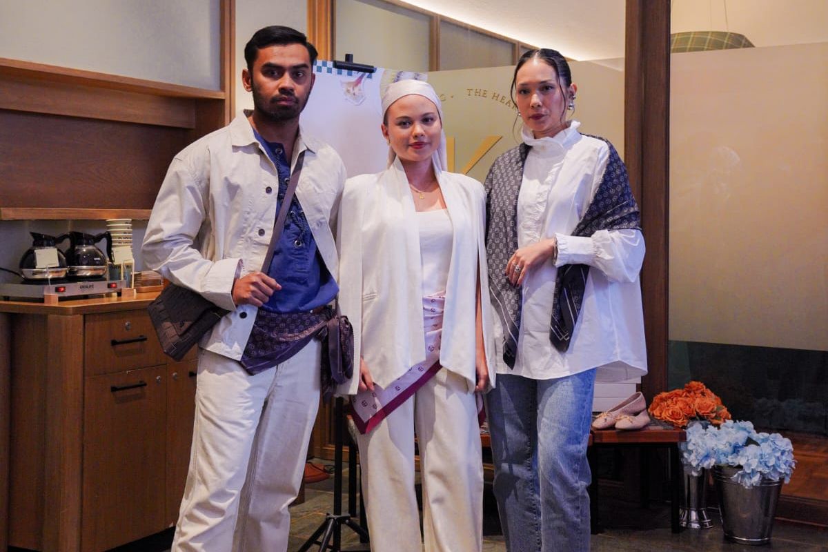 Ayla Dimitri, Everbest, Tips Styling Scarf ala Ayla Dimitri, Bikin Outfit Simpel Jadi Lebih Stylish, 1. Memahami teori warna sebelum styling, 2. Aksen minimal tapi berkarakter untuk pria, 3. Sentuhan playful dengan pirate scarf, 4. Membentuk siluet tubuh dengan scarf sebagai belt, 5. Menjaga keseimbangan volume