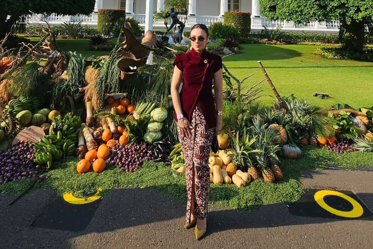 Velove Vexia, Raffi Ahmad, Nagita Slavina, Iko Uwais, Happy Salma, Wulan Guritno, Nicholas Saputra, istana merdeka, Ario Bayu, Audy Item, Verrell Bramasta, wastra nusantara, upacara 17 agustus 2025, HUT ke-80, upacara kemerdekaan indonesia, Gaya 14 Selebritas di Upacara HUT Ke-80 RI di Istana Merdeka, Ada Nicholas Saputra, 1. Nicholas Saputra, 2. Rossa, 3. Isyana Sarasvati, 4. Cakra Khan, 5. Wulan Guritno, 6. Ario Bayu, 7. Kirana Larasati, 8. Velove Vexia, 9. Verrell Bramasta, 10. Raffi Ahmad, 11. Nagita Slavina, 12. Happy Salma, 13. Iko Uwais , 14. Audy Item