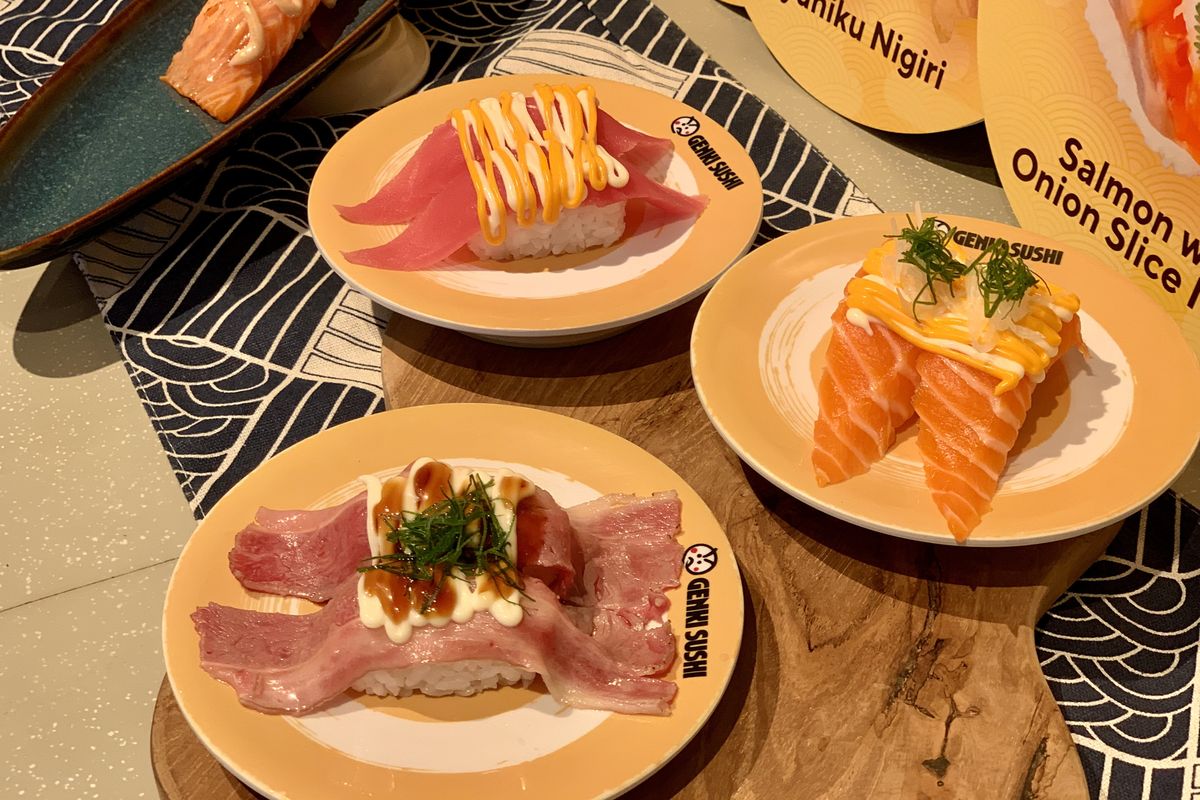 5 Cara Makan Sushi yang Benar ala Chef, Jangan Asal Celup ke Shoyu, 1. Makan sushi sekali hap, 2. Jangan asal celup sushi ke kecap asin, 3. Kondimen sushi tidak boleh dicampur, 4. Kapan harus tambah wasabi saat makan sushi?, 5. Tambah kondimen secukupnya