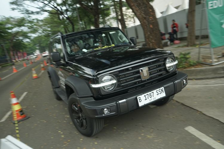 Mitsubishi Pajero Sport, GWM Tank 300 Diesel, SUV ladder-frame, performa off-road, Perbandingan GWM Tank 300 Diesel dan Pajero Sport; Adu Spesifikasi!, GWM Tank 300 Diesel: Pesaing Baru di Kancah SUV Ladder-Frame, Mesin dan Performa yang Menarik, Kapabilitas Off-Road yang Mengesankan, Fitur dan Kenyamanan Interior, Harga dan Garansi Menarik